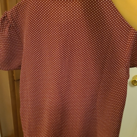 NWOT F21 keyhole polka dot burgundy top - Picture 9 of 10